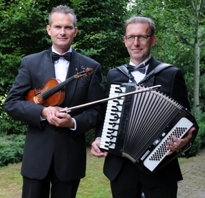 MUZIKALE PAPENDRECHTERS OP TOURNEE IN FRANKRIJK
