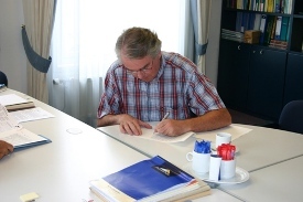 VOORZITTER ST. CRP KONDIGT VERTREK AAN