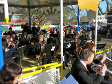 EXCELSIOR PAPENDRECHT OPENT KONINGSDAG MET CONCERT IN DE MUZIEKTENT